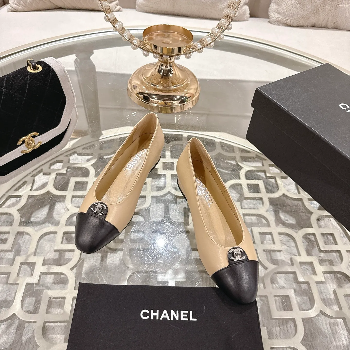 👟👟Ex-factory price 560👟👟Chanel 2025SS Spring and Summer New Double C Button Mary Jane🆕 Xiaoxiang𝐂Jia's beautiful Mary Jane shoes are so sweet that they are so beautiful that they are so beautiful. The round square toe design is cute and cute ~ metal/button logo. The appearance is super online. When you wear it, you will feel like a wealthy daughter. I thought it looks good. Only when I put it on my feet do I know how easy it is to wear ~ Upper: Customized lambskin Lining: Sheepskin Outsole: Genuine leather outsole imported from Italy Size: 35-42 (40.41.42 customization is non-refundable) Packaging: The latest gift box packaging at the counter